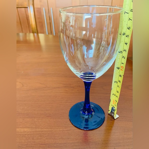 Set of four 7” inches tall wine glasses with beautiful cobalt blue glass stems - Picture 3 of 4